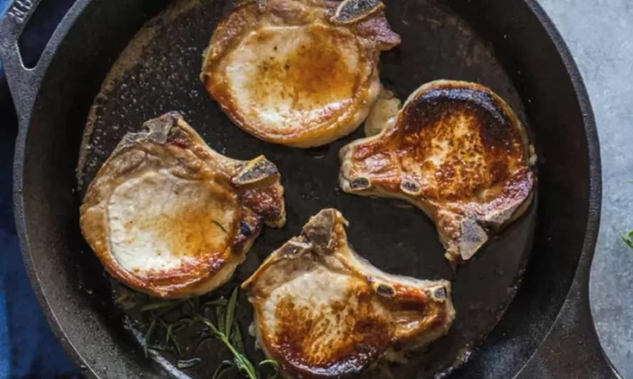 Los cuatro alimentos que jamás deberías cocinar en una sartén de hierro